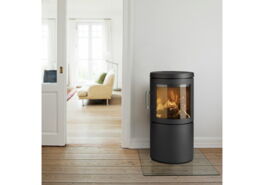 Wohnzimmer mit brennendem Kaminfeuer